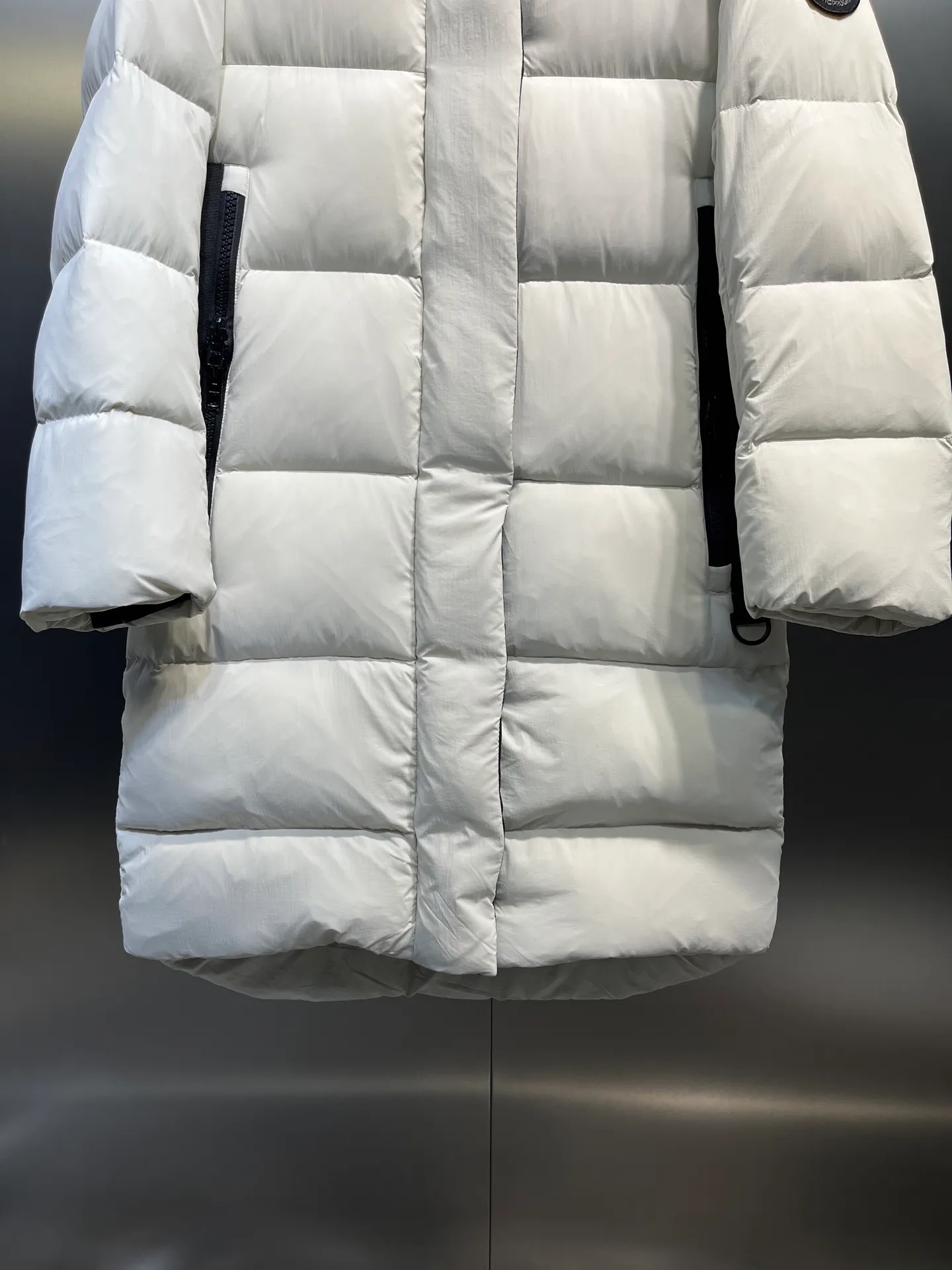 P1100 Canada Goose 🌟Canada Goose🇨🇦 Unisex down jacket, couple style, imported 90% duck down, collar is Canadian wild coyote hair, checkered double-layer inner liner with no velvet, thick velvet filling, level 5 cold protection, only one goose is needed to prevent freezing in winter, the stitching is perfect! I will buy another version this year, all accessories and materials will follow the original size: xs-xxl